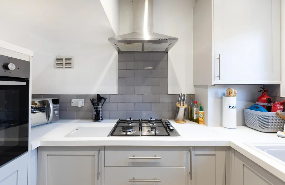 The Heart - Cosy 3 Bedroom House With Double Driveway And Garden In Manchester-1